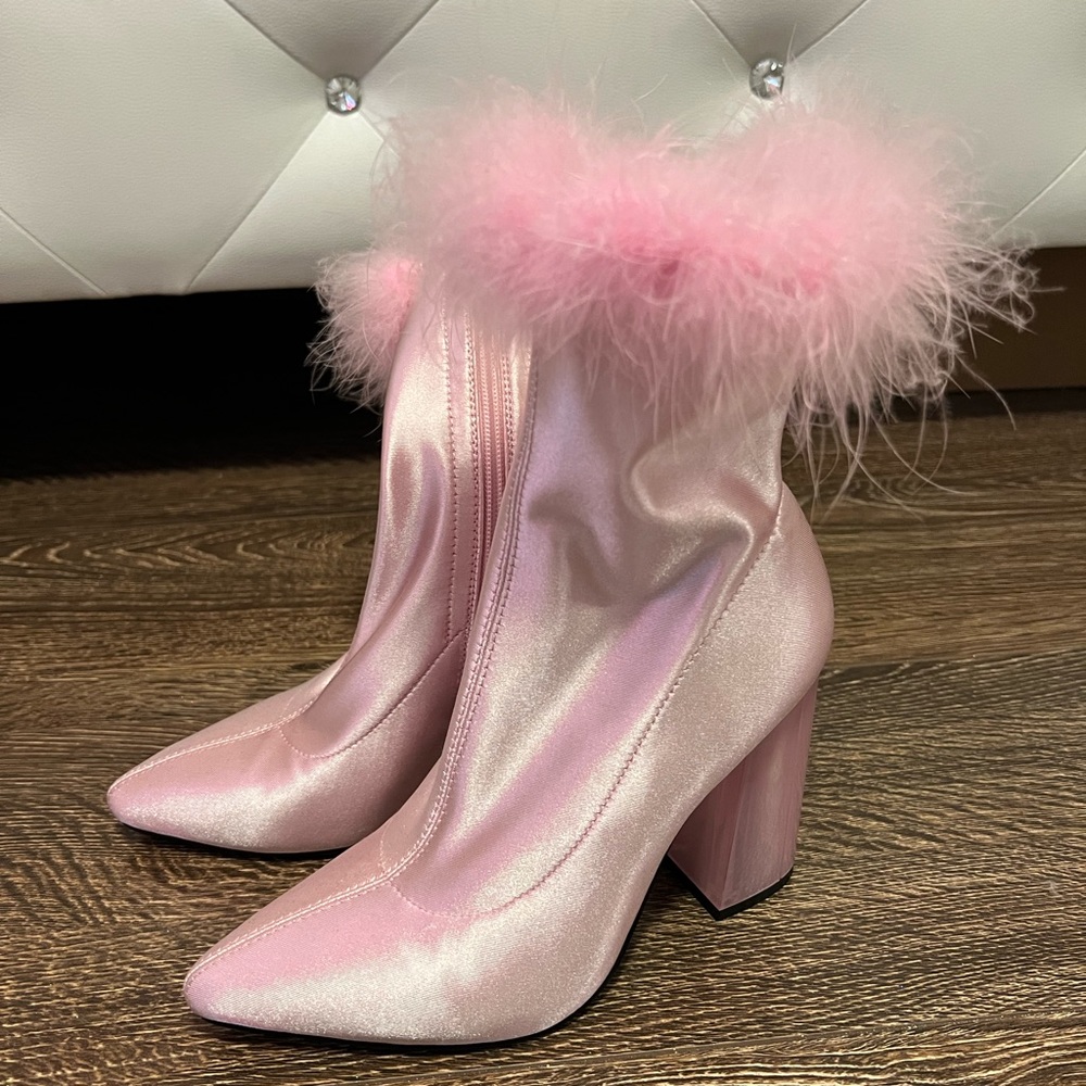 Gorgeous sold out dollskill pink faux fur boots